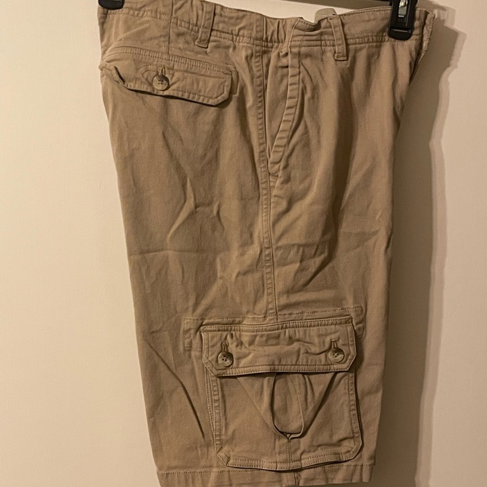 💙 MAKE AN OFFER! Boys Cargo Shorts. Size 18. Khaki. Great Condition. Clean‼️